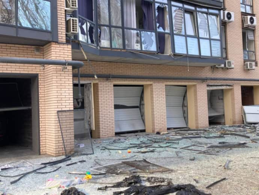 Атака на Дніпро: 3 постраждалих, понівечено підприємства, багатоповерхівки та понад 60 авто