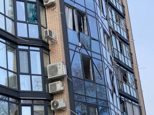 Атака на Дніпро: 3 постраждалих, понівечено підприємства, багатоповерхівки та понад 60 авто