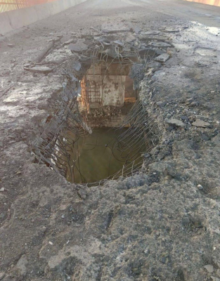 Діри наскрізь: окупанти заявили про обстріл Чонгарського моста