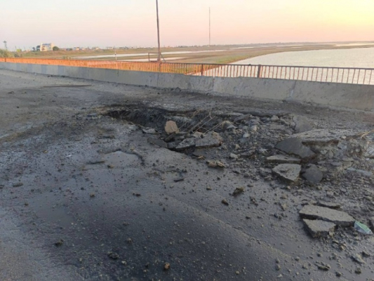 Діри наскрізь: окупанти заявили про обстріл Чонгарського моста