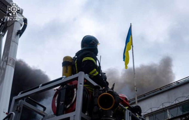 Масований удар по Україні: 5 загиблих, 130 постраждалих, у Києві досі гасять пожежі