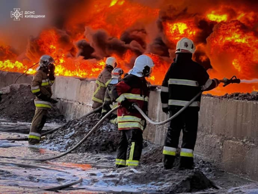 На Київщині понад 15 годин триває ліквідація пожежі, що виникла через російську атаку