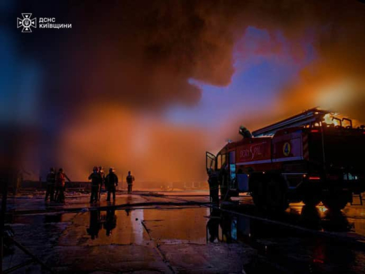На Київщині понад 15 годин триває ліквідація пожежі, що виникла через російську атаку