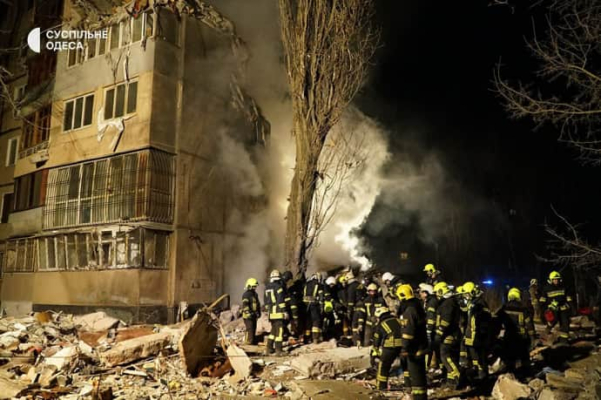 Нічна атака ''Шахедів'' на Одесу: обвалилася частина багатоповерхівки