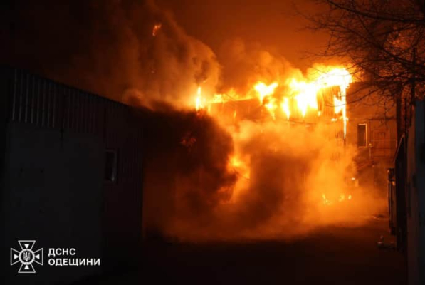 Окупанти атакували Одесу ударними БПЛА: вирували масштабні пожежі