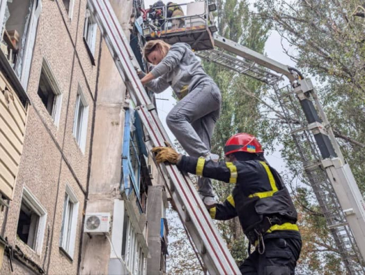 Окупанти вранці атакували Кривий Ріг – пошкодили 5-поверхівку, постраждали 2 людини