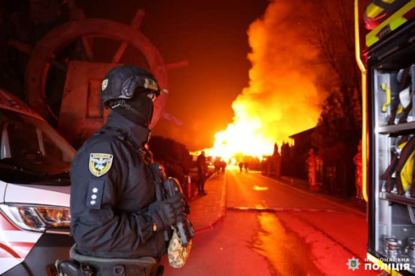 РФ атакувала Дніпро: пожежа в ресторанному комплексі, 4 загиблих та 19 постраждалих