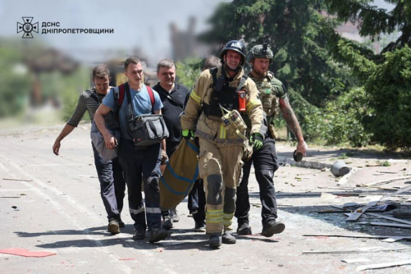 Росія вдарила по Дніпру: 9 людей загинуло, понад 100 постраждали, їхня кількість зростає