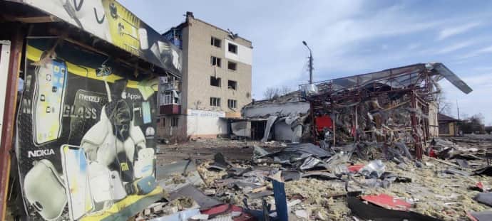 Росіяни скинули авіабомбу на центр Вовчанська: зруйнували магазин, поранили людину