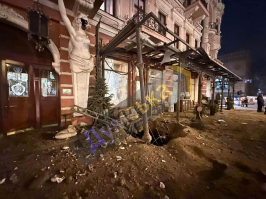 Росіяни вдарили балістикою по історичному центру Одеси: постраждали двоє людей