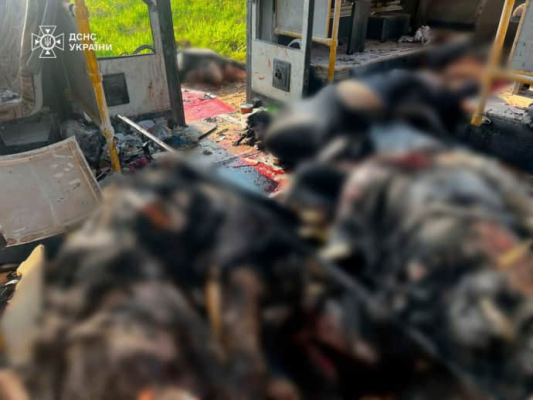 Росіяни вдарили дроном по автобусу у Марганці: 9 загиблих, 30 поранених