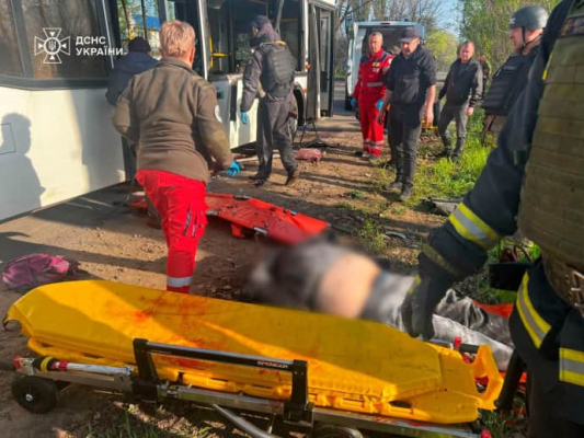 Росіяни вдарили дроном по автобусу у Марганці: 9 загиблих, 30 поранених