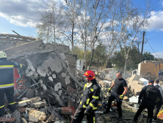 Росіяни вдарили по кафе-магазину на Харківщині: 49 загиблих