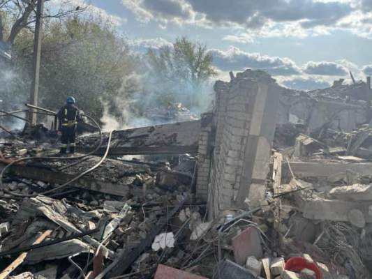 Росіяни вдарили по кафе-магазину на Харківщині: 49 загиблих
