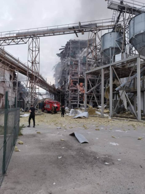 Росіяни вдарили по виробничому цеху підприємства на Полтавщині: убили 2 людей