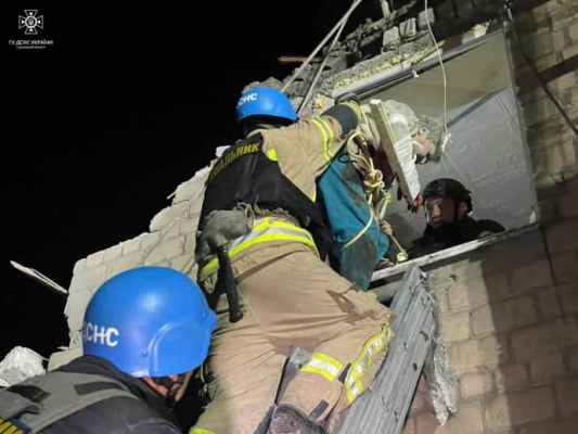 Селидове: окупанти вдарили по житловому 4-поверховму будинку: під завалами шукають людей