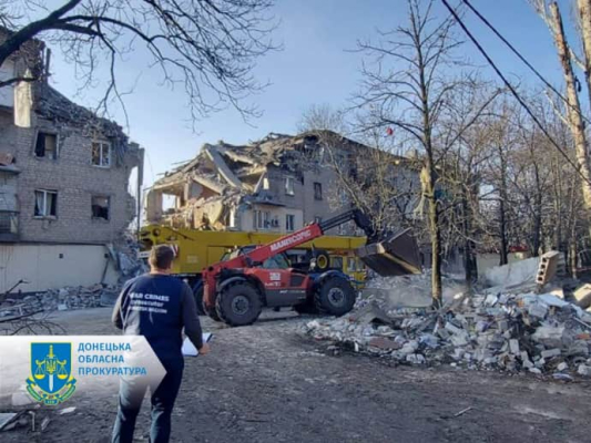Селидове: окупанти вдарили по житловому 4-поверховму будинку: під завалами шукають людей