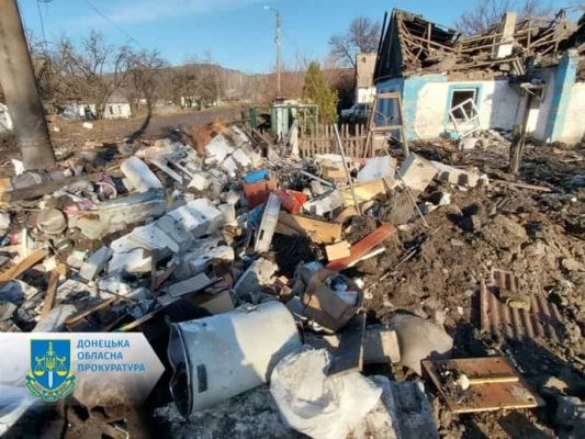 Селидове: окупанти вдарили по житловому 4-поверховму будинку: під завалами шукають людей