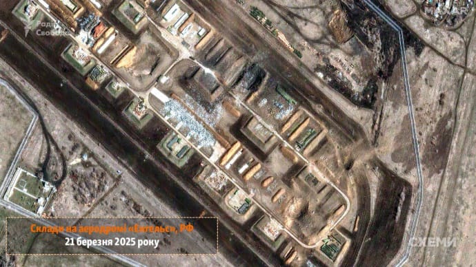 ''Схеми'' показали супутникові знімки наслідків удару Сил оборони по російському аеродрому Енгельс