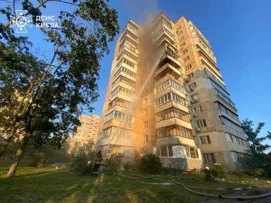 У Києві уламки ракети впали на багатоповерхівку, є постраждалі