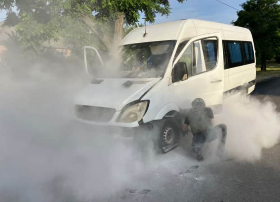 У Нікополі російський дрон поцілив в автобус: спалахнула пожежа, постраждали пасажири