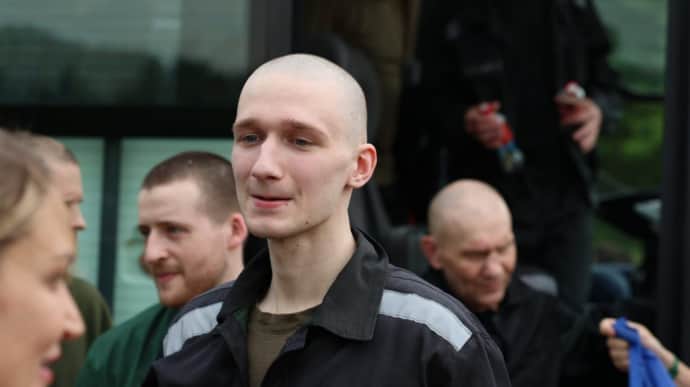 Україна повернула ще одну групу захисників із полону РФ: військові й цивільні