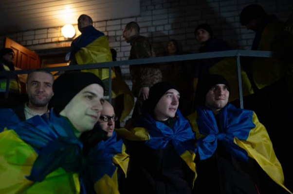 В СБУ показали відео звільнення українців з полону